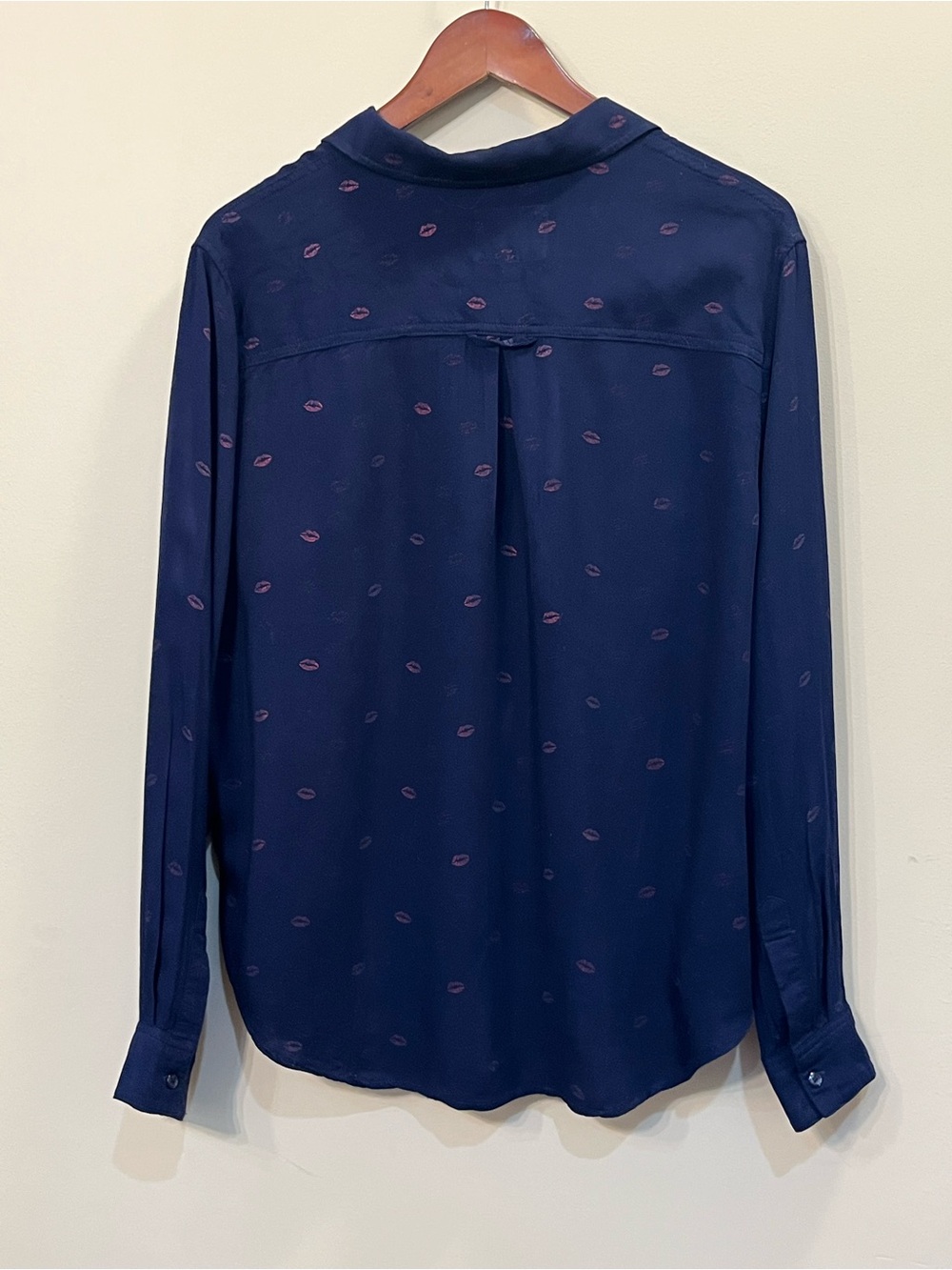 Rails Rocsi top in navy blue, red kiss metallic lip print button front blouse M - Picture 5 of 7